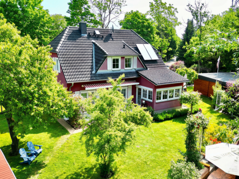 Titelbild Poseritz Einfamilienhaus R�ckzugsort mit Blick ins Gr�ne - hochwertiges Haus mit vielen Extras!