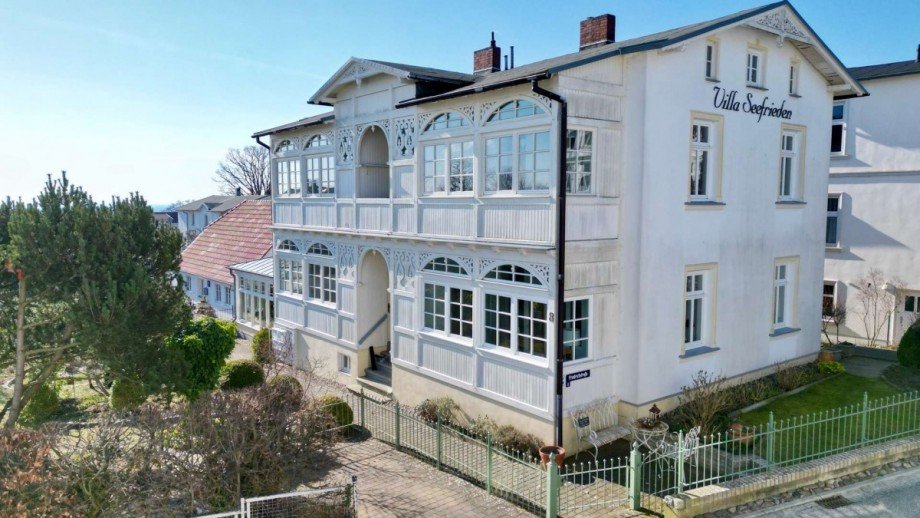 Stra�enseite Haus G�hren